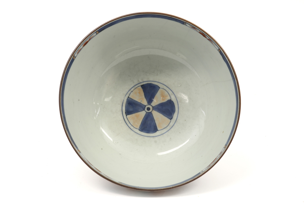 18th Cent. Chinese bowl in marked porcelain with a floral Imari decor || Achttiende eeuwse Chinese - Image 2 of 3