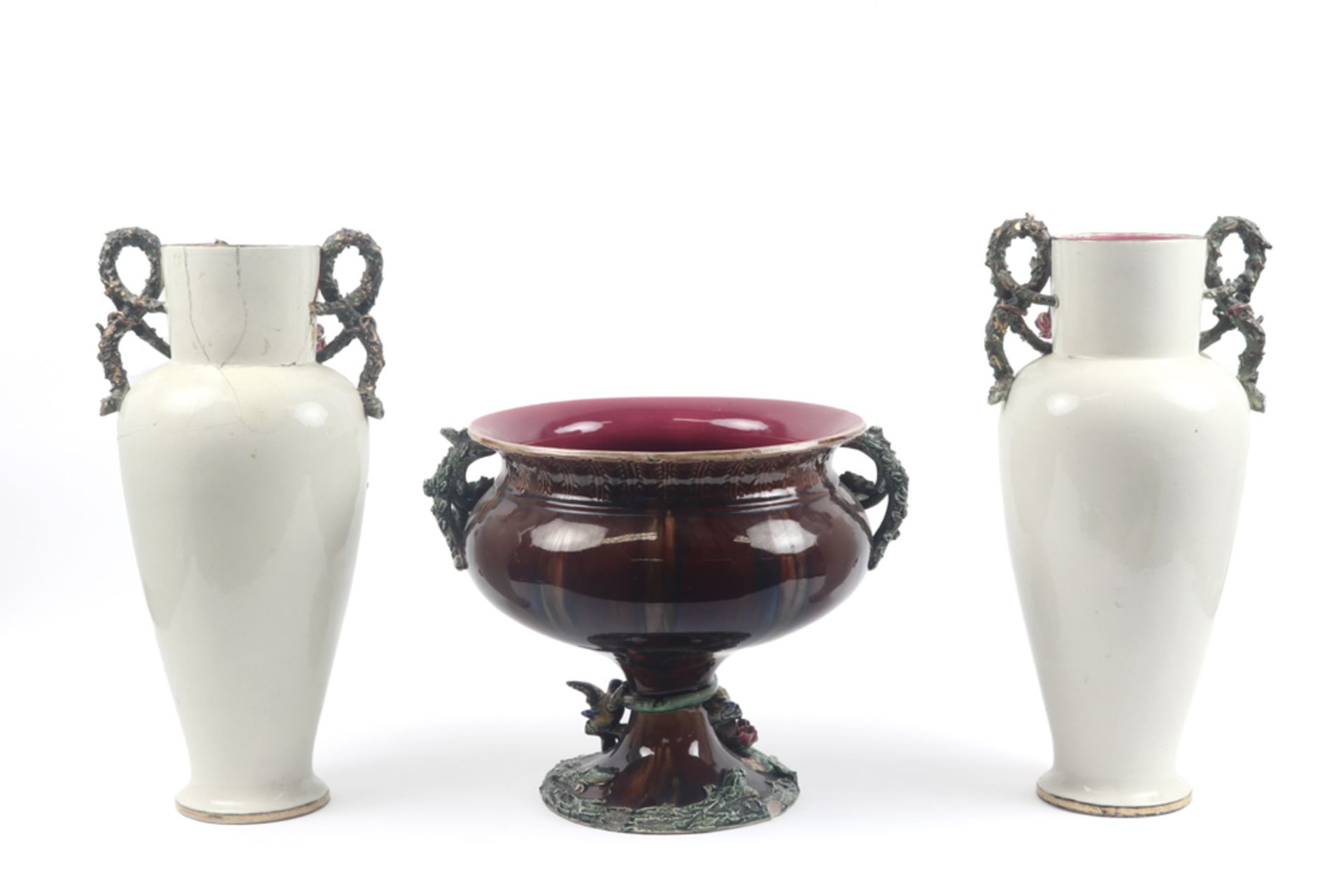 three pieces of antique "Barbotine" ceramic || Lot (3) antieke zgn "Barbotine" faïence met een - Bild 2 aus 5