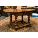 17th/18th Cent. Flemish oak table with oval top and drawer || Zeventiende/achttiende eeuwse