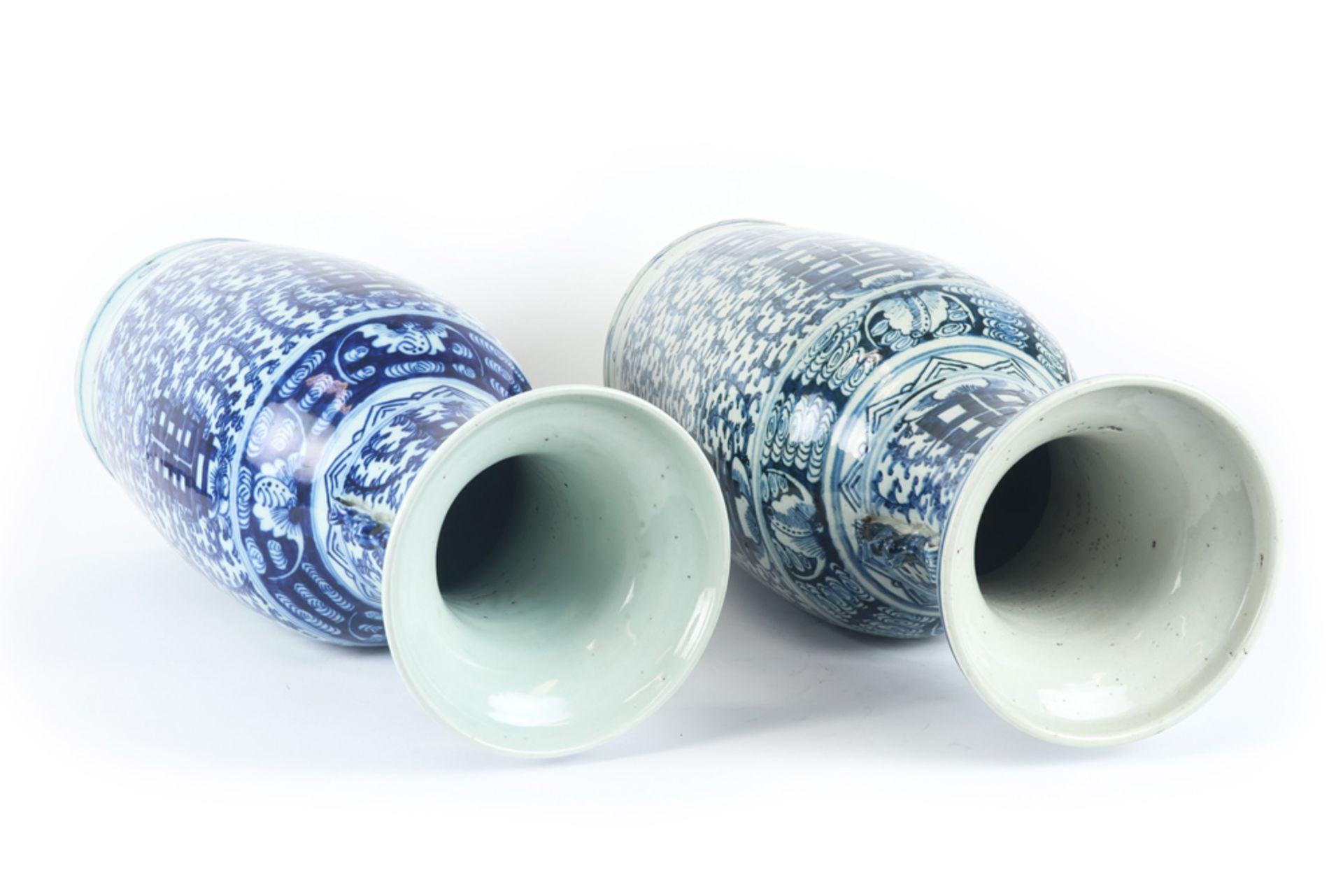 two Chinese vases in porcelain with a blue-white decor || Lot van twee Chinese vazen in porselein - Image 4 of 5