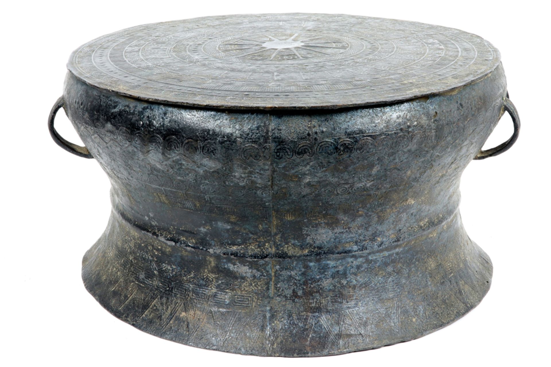 antique Vietnamese rain drum in bronze with typical patina || Antieke Vietnamese regengong ("tambour