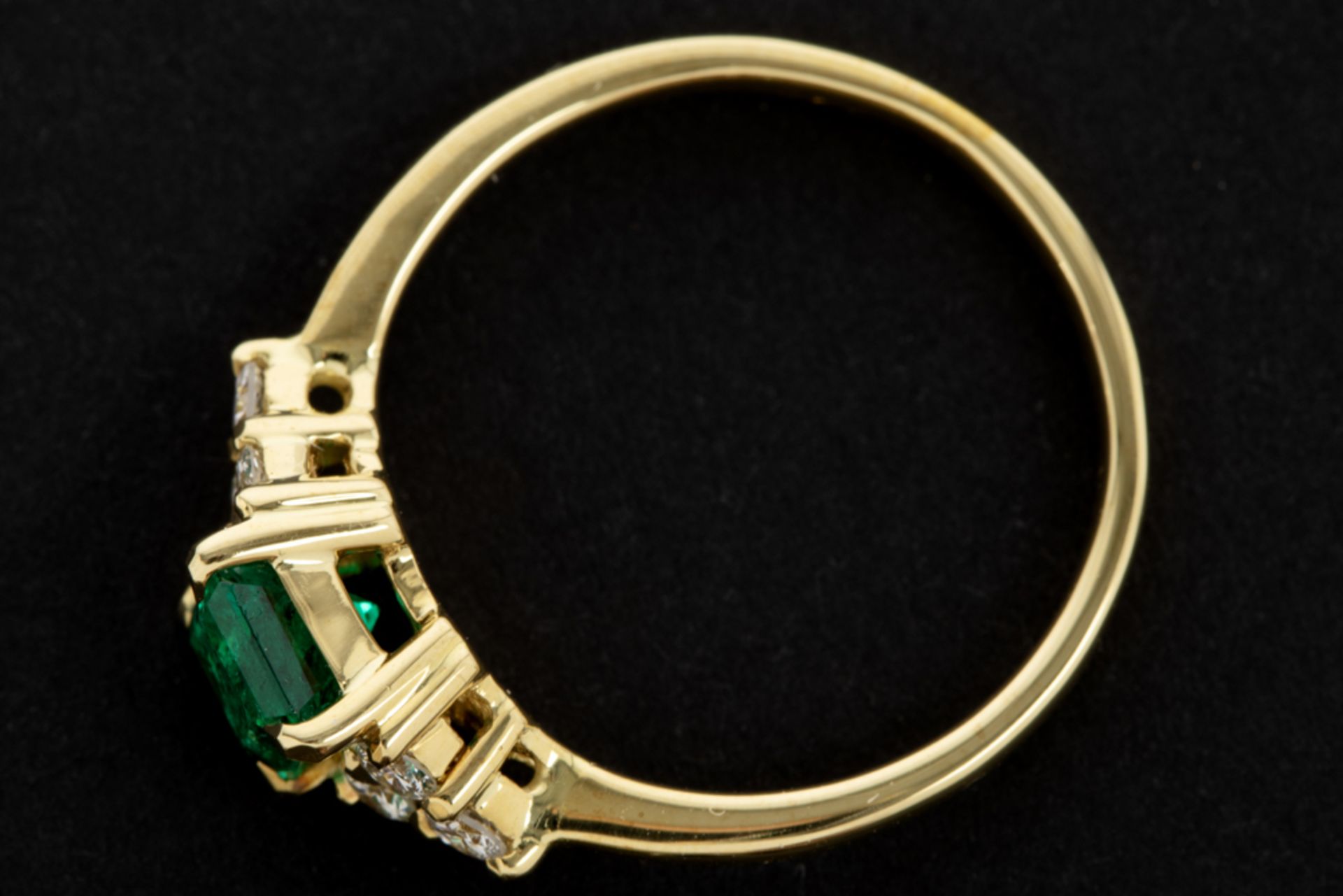 ring in yellow gold (18 carat) with a 0,80 carat "transparent vivid green" emerald and 0,22 carat of - Bild 2 aus 3