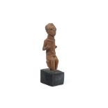 because of the size quite rare Nok tomb sculpture in terracotta depicting a sitting dignitary ||