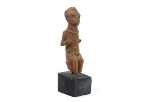 because of the size quite rare Nok tomb sculpture in terracotta depicting a sitting dignitary ||