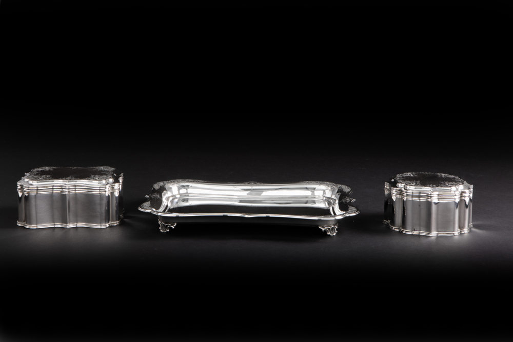 19th Cent. Dutch set of two lidded cookie boxes on their tray in marked silver || PIETER PIETERSE - Image 3 of 6