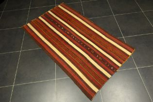 Turkmen kilim with inlaid weaves || Turkmeense kelim met inlegweefsels en met bandendecor - 107 x