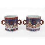 pair of 18th Cent. Chinese pots with grips in porcelain with an Imari decor || Paar achttiende