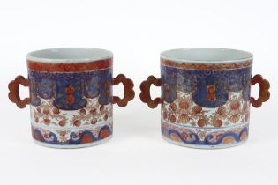 pair of 18th Cent. Chinese pots with grips in porcelain with an Imari decor || Paar achttiende