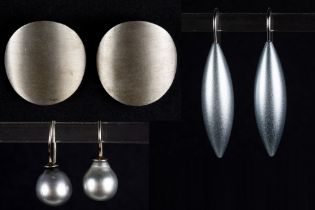 three pairs of silver earrings, one pair with grey pearls || Lot van drie paar oorbellen in