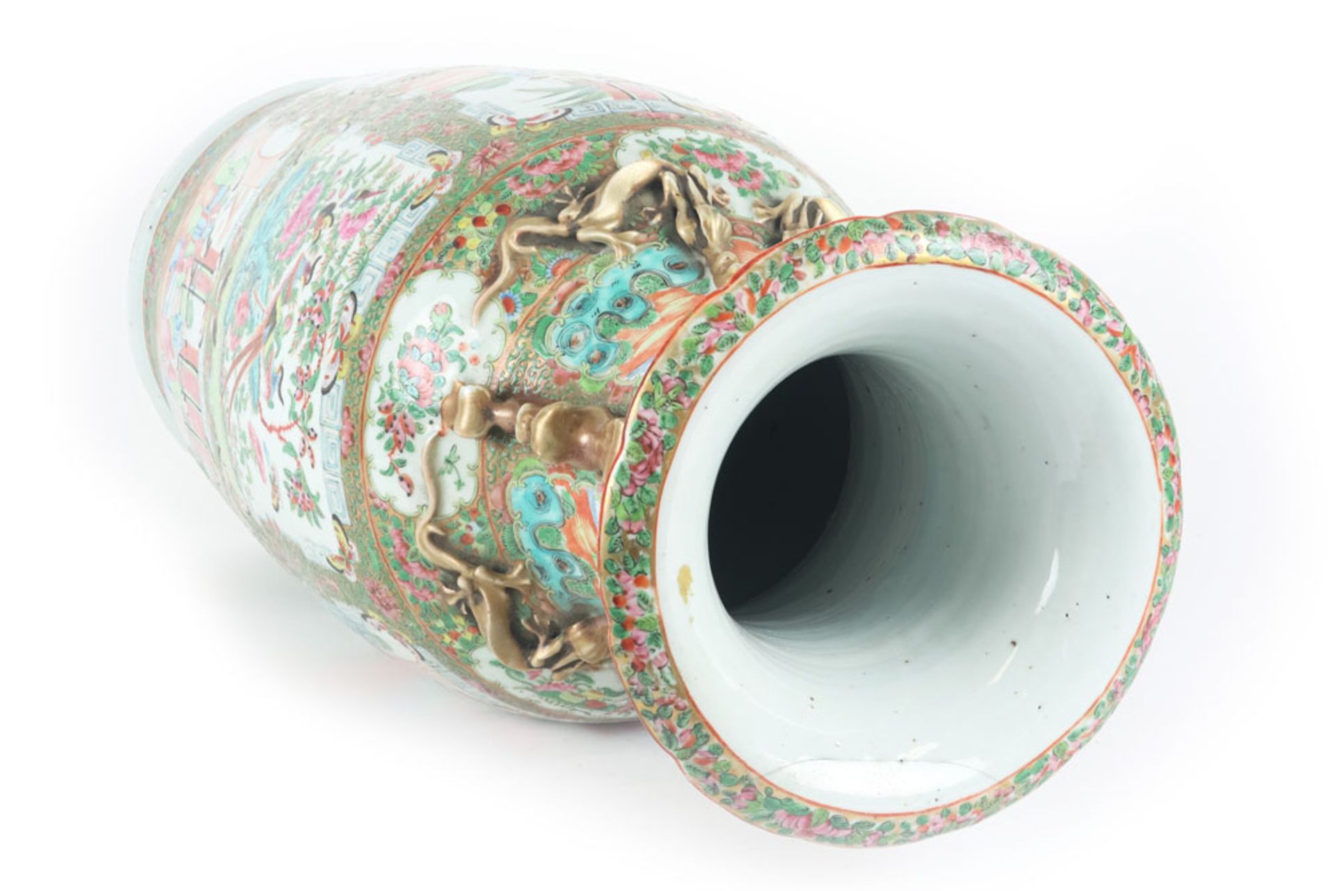 19th Cent. Chinese vase in porcelain with a Cantonese decor || Negentiende eeuwse Chinese vaas in - Image 6 of 7