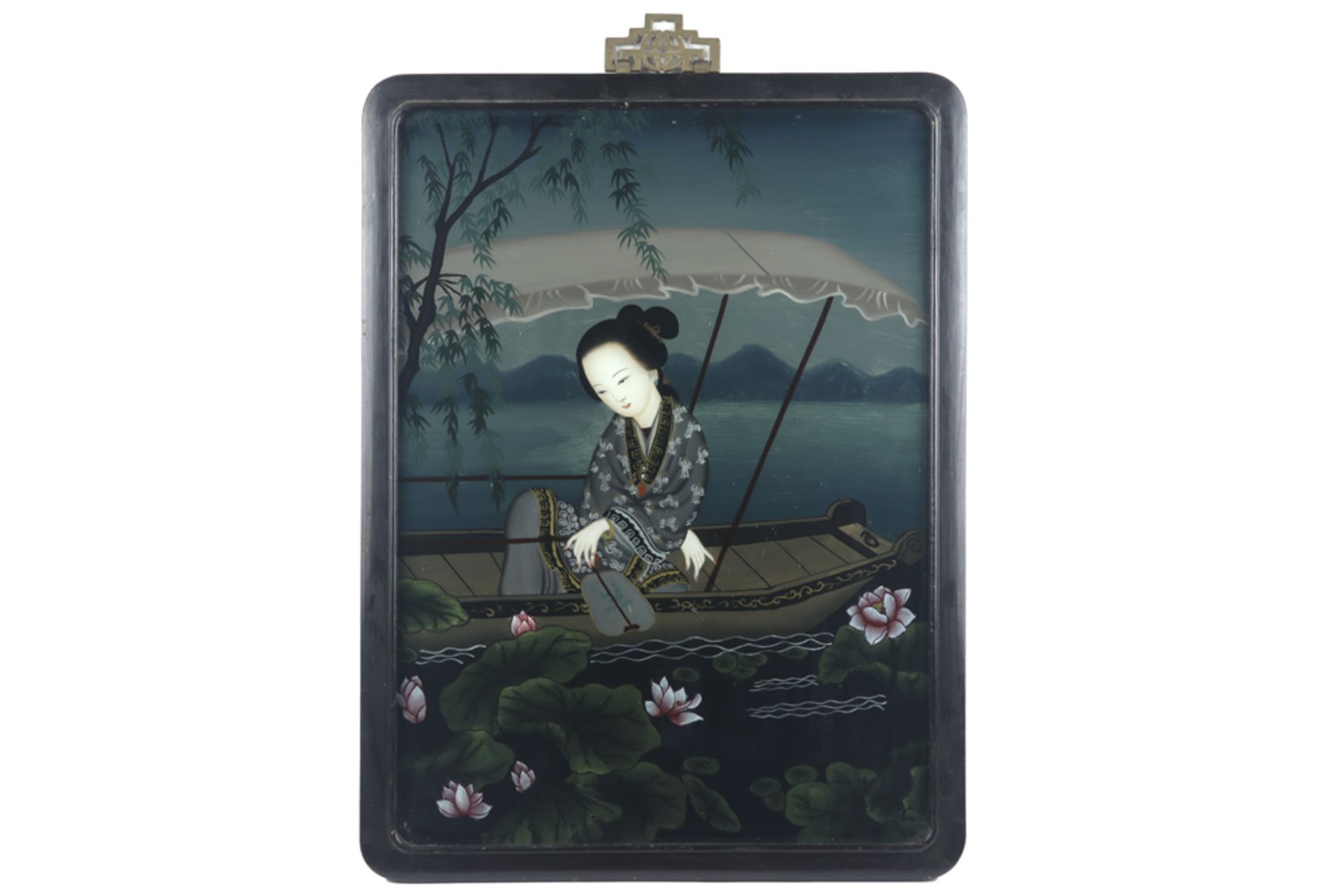 framed Chinese glass-painting || Ingekaderde Chinese achterglasschildering met dame in bootje - 53 x