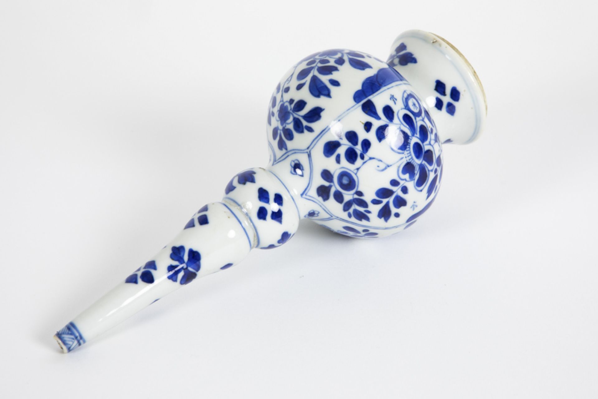 18th Cent. Chinese Kang Xi period flask in porcelain with a floral blue-white decor || Achttiende - Bild 5 aus 6