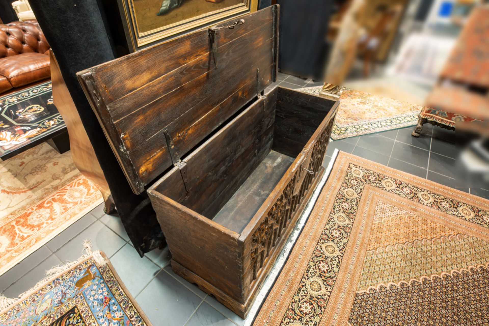 antique chest with a front with a gothic style panel || Antieke koffer met een front met gotisch - Bild 2 aus 4