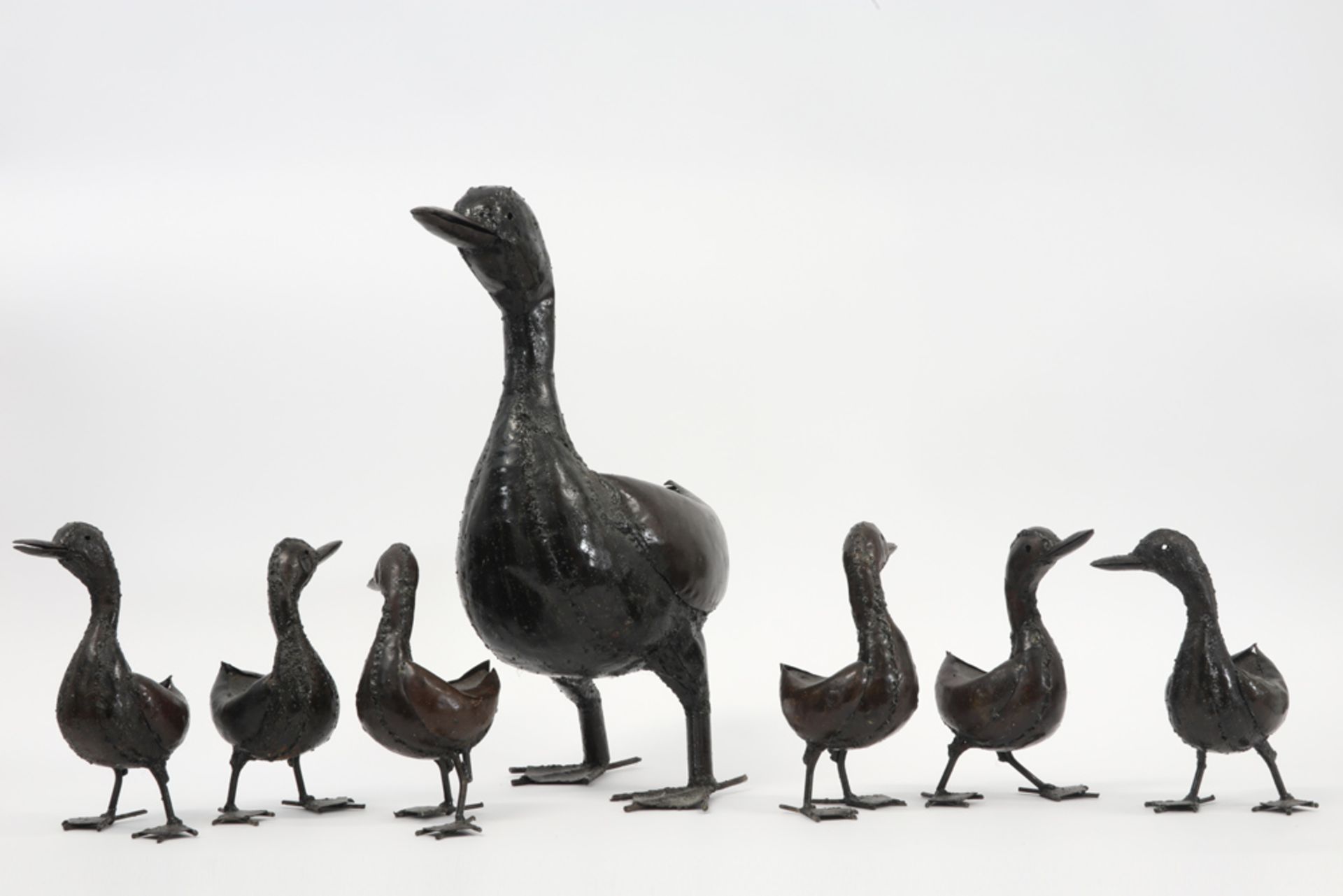 20th Cent. set in wrought iron with a duck and her chicks || 20ste eeuwse set (7 stuks) in - Bild 2 aus 3