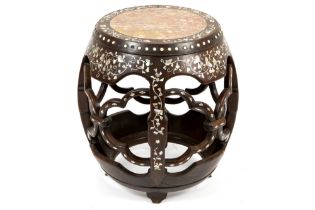 Chinese pedestal in rosewood with mother of pearl inlay and with a marble top || Chinese