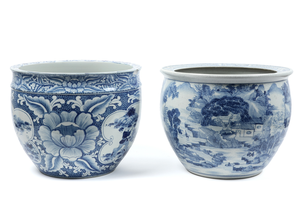 two porcelain cachepots with a blue-white decor, one from Thailand and one from China || Lot (2) - Image 2 of 6