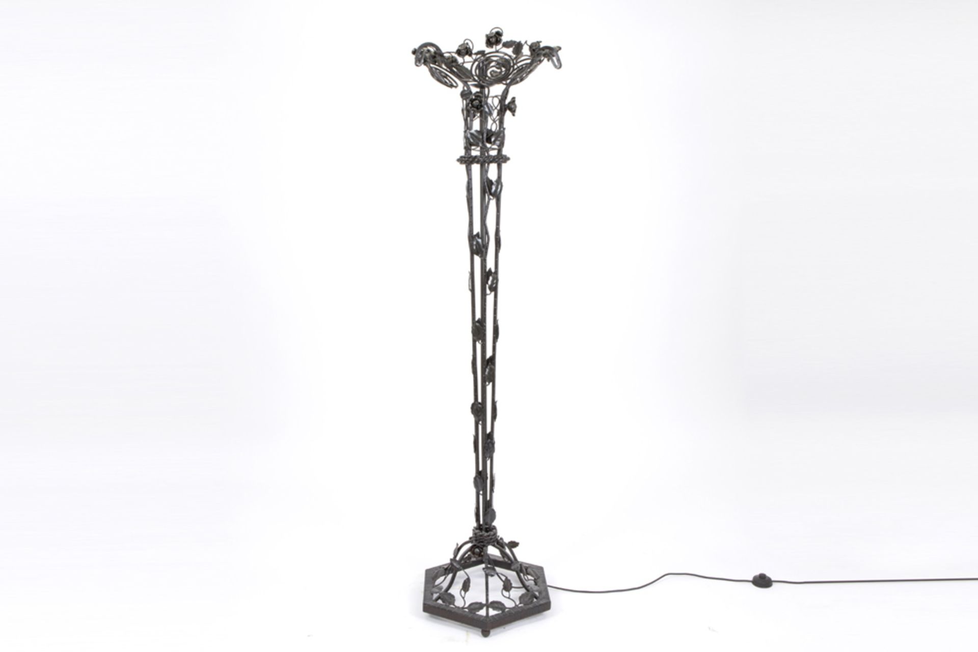 Art Deco floor lamp with a base in wrought iron with plant decor and a bowl in pâte de verre || - Image 2 of 2