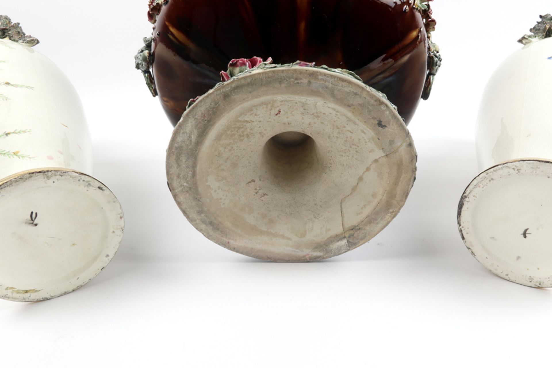 three pieces of antique "Barbotine" ceramic || Lot (3) antieke zgn "Barbotine" faïence met een - Image 5 of 5