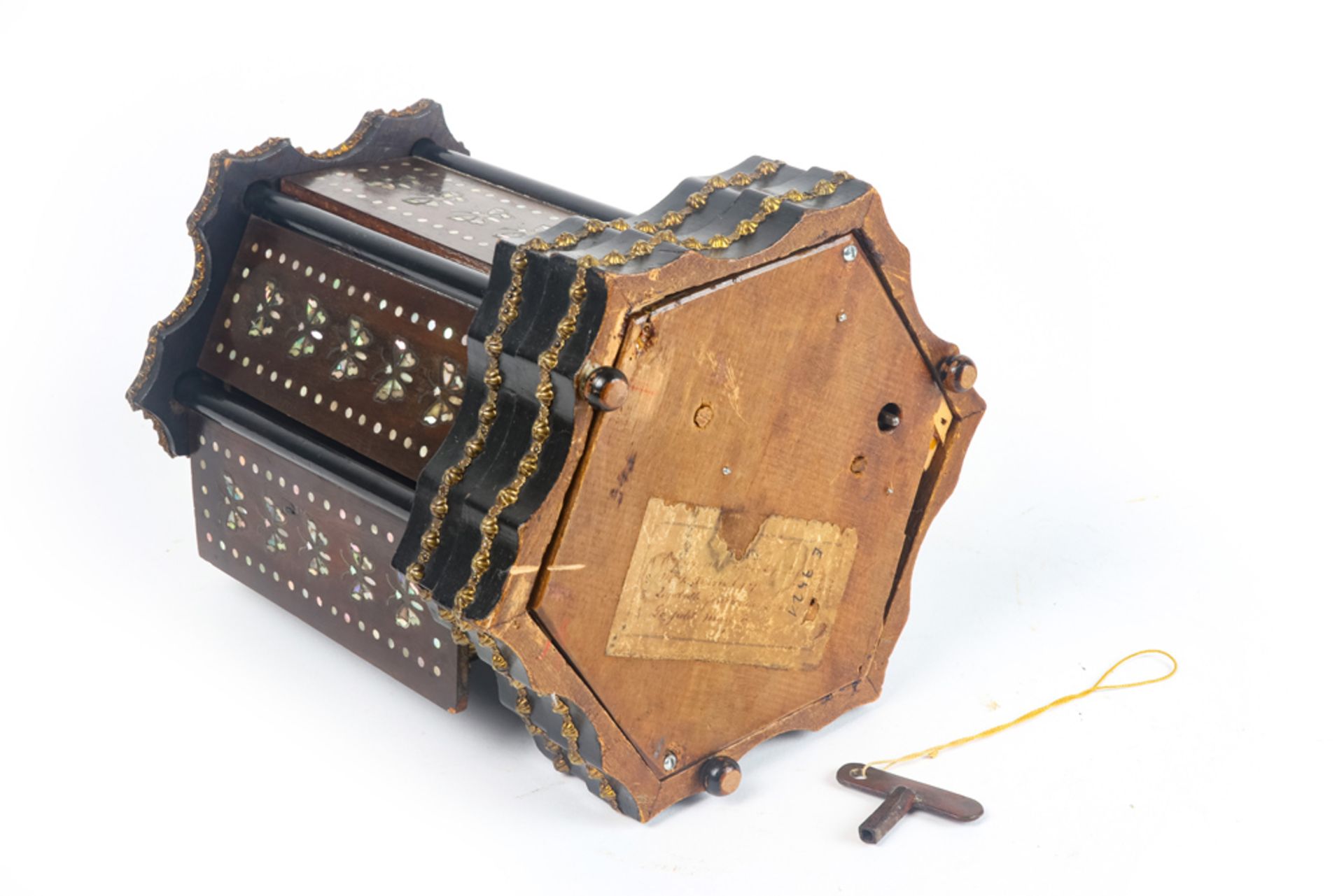 antique cigars' cellaret with musical box in ebonised wood with inlay of mother of pearl || Antiek - Image 4 of 5