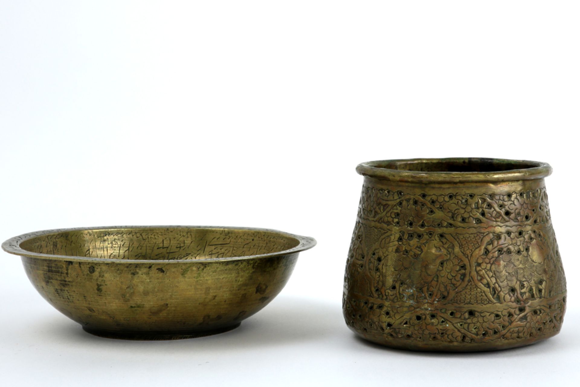 two antique brass items (from Egypt and India) || Lot van twee antieke items in koper (Egypte en
