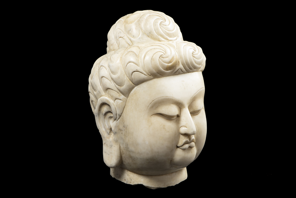 old Chinese "Buddha head" sculpture in marble || Oude Chinese sculptuur in marmer : "Hoofd van - Image 2 of 5