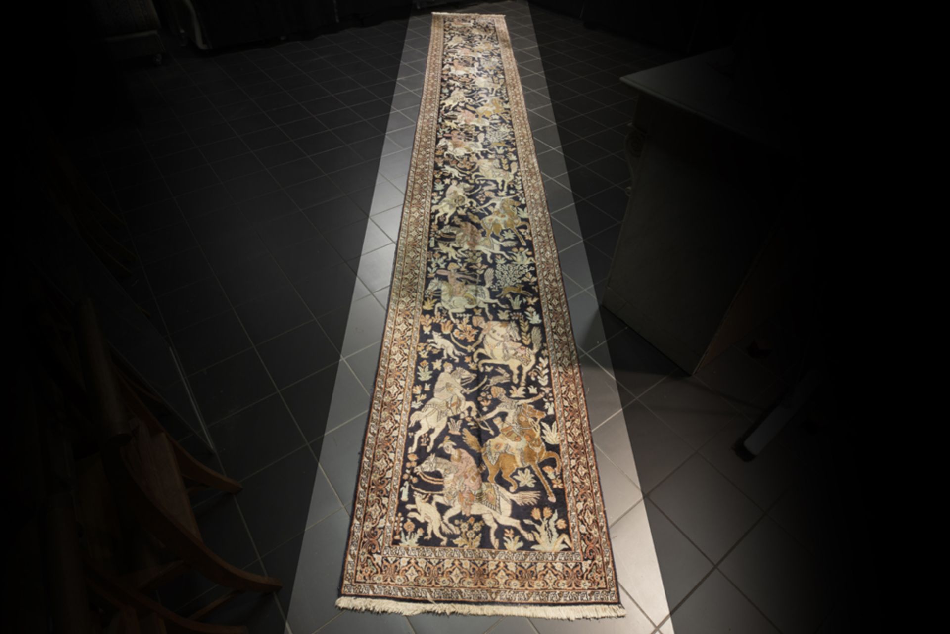 Cachemerean Qom (runner) in silk with a hunting scene || Kashmir-Ghoum - loper in zijde met een