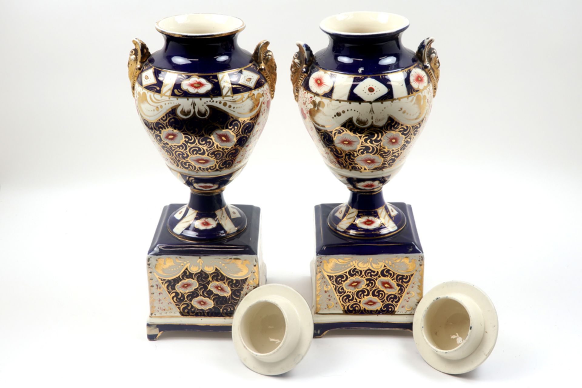 pair of antique lidded vases in ceramic with a polychrome decor || Paar vrij grote antieke - Image 6 of 8