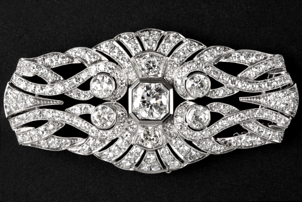 Art Deco brooch in platinum with circa 6 carat of high quality old brilliant cut diamonds and with a