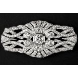 Art Deco brooch in platinum with circa 6 carat of high quality old brilliant cut diamonds and with a