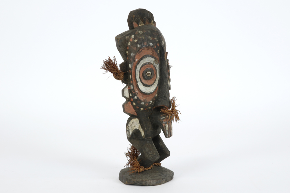 Papua New Guinean Middle Sepik sculpture depicting a ghost/spirit or god in wood with pigments || - Image 2 of 4