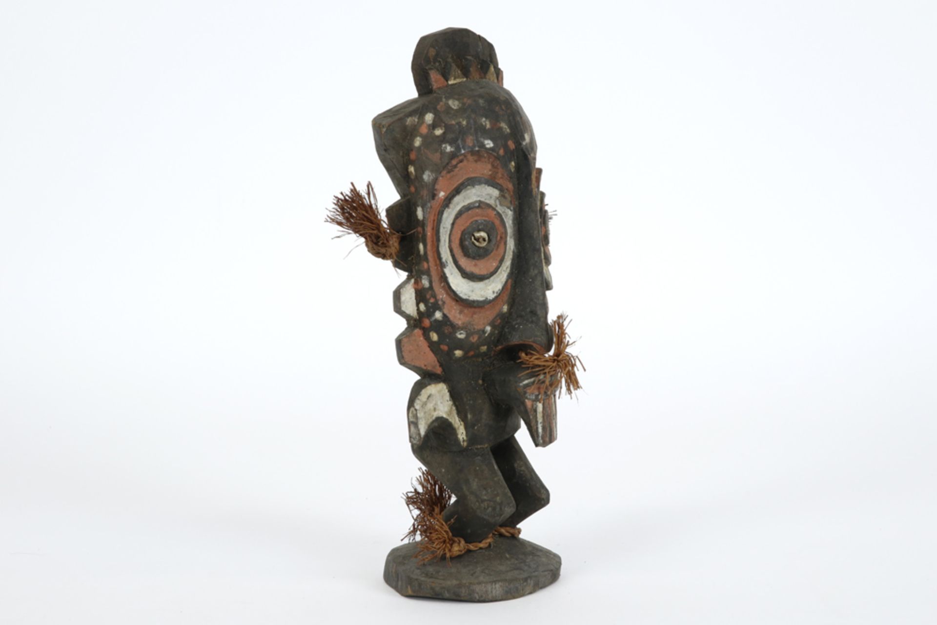 Papua New Guinean Middle Sepik sculpture depicting a ghost/spirit or god in wood with pigments || - Bild 2 aus 4