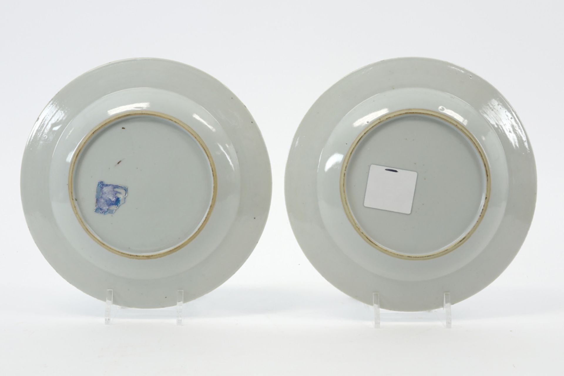 pair of 18th Cent. Chinese plates with a blue-white garden decor || Paar achttiende eeuwse Chinese - Bild 2 aus 2