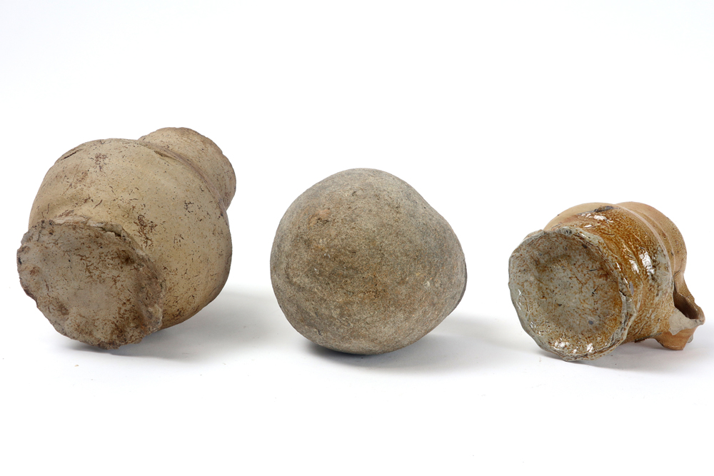 three pieces of earthenware from Raeren to be dated between 1300 and 1500 || Lot van drie stuks - Image 4 of 4