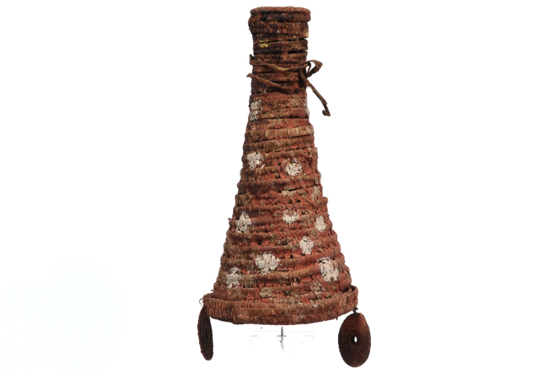 Papua New Guinean Mendi ceremonial hat made of vegetal fibres with red and white polychromy || - Image 3 of 5