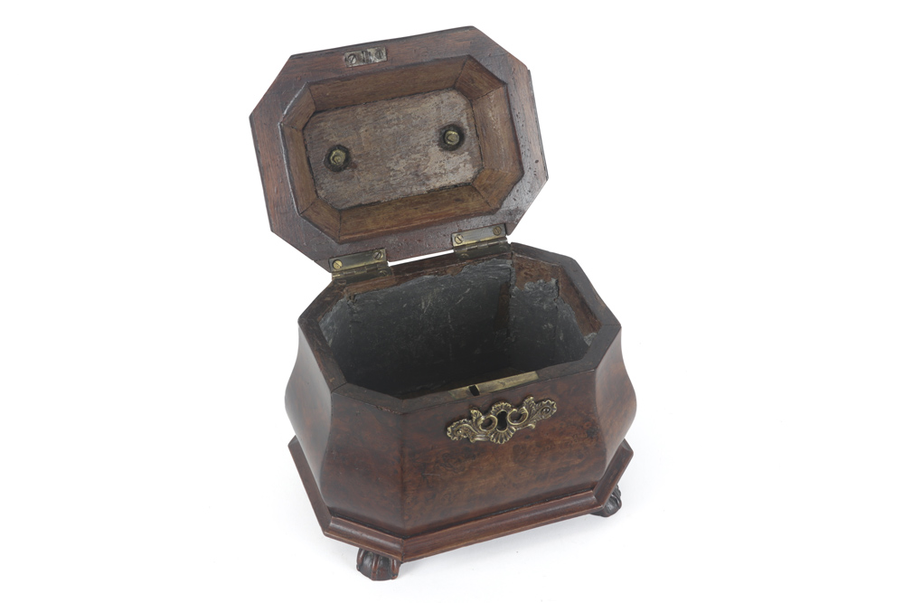 18th Cent. tea box with an elegant model in burr wood with mountings in bronze || Achttiende eeuws - Image 3 of 3