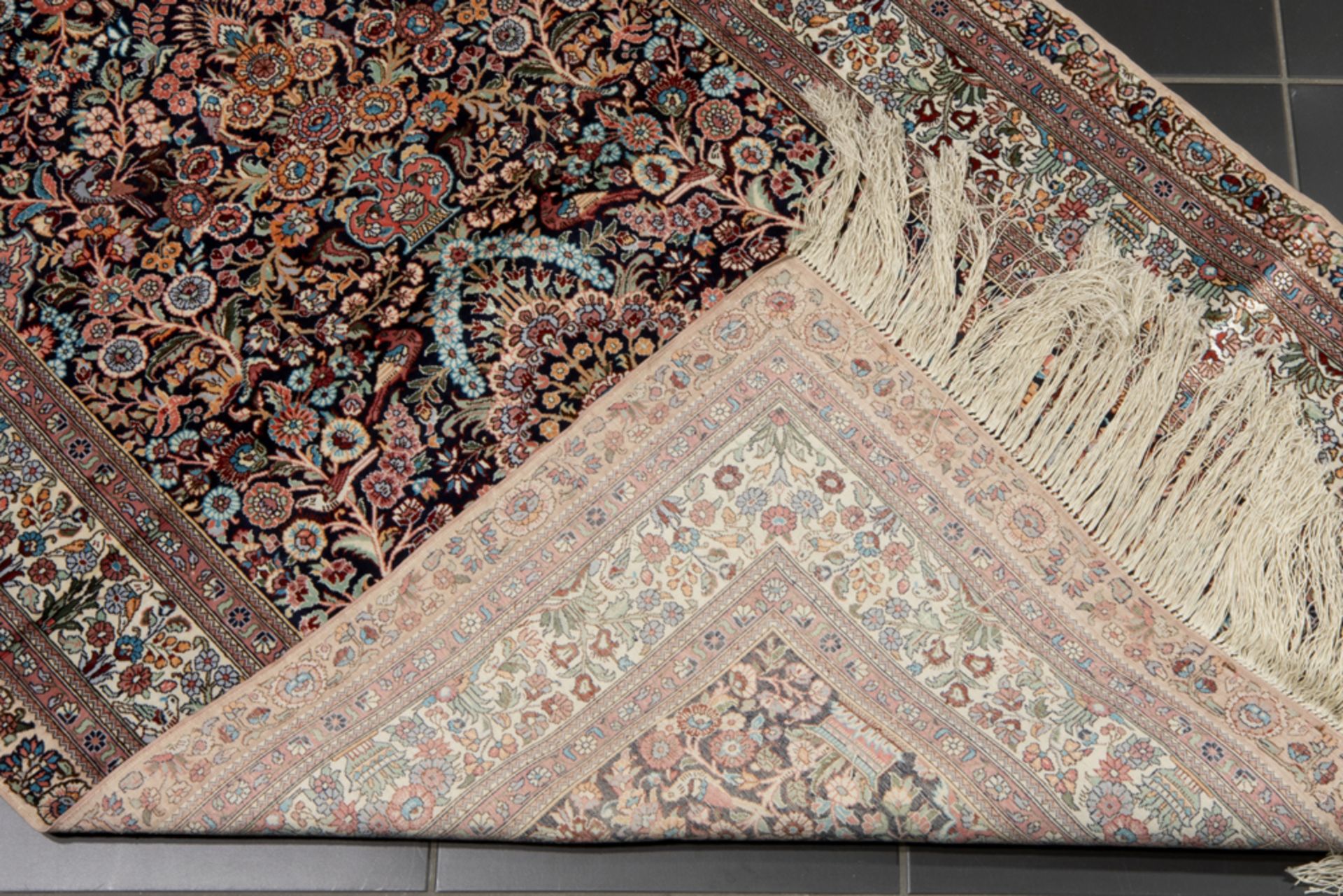 hand knotted praying rug in silk with a typical mihrab || Saph in zijde op zijde met een bidtekening - Bild 2 aus 2