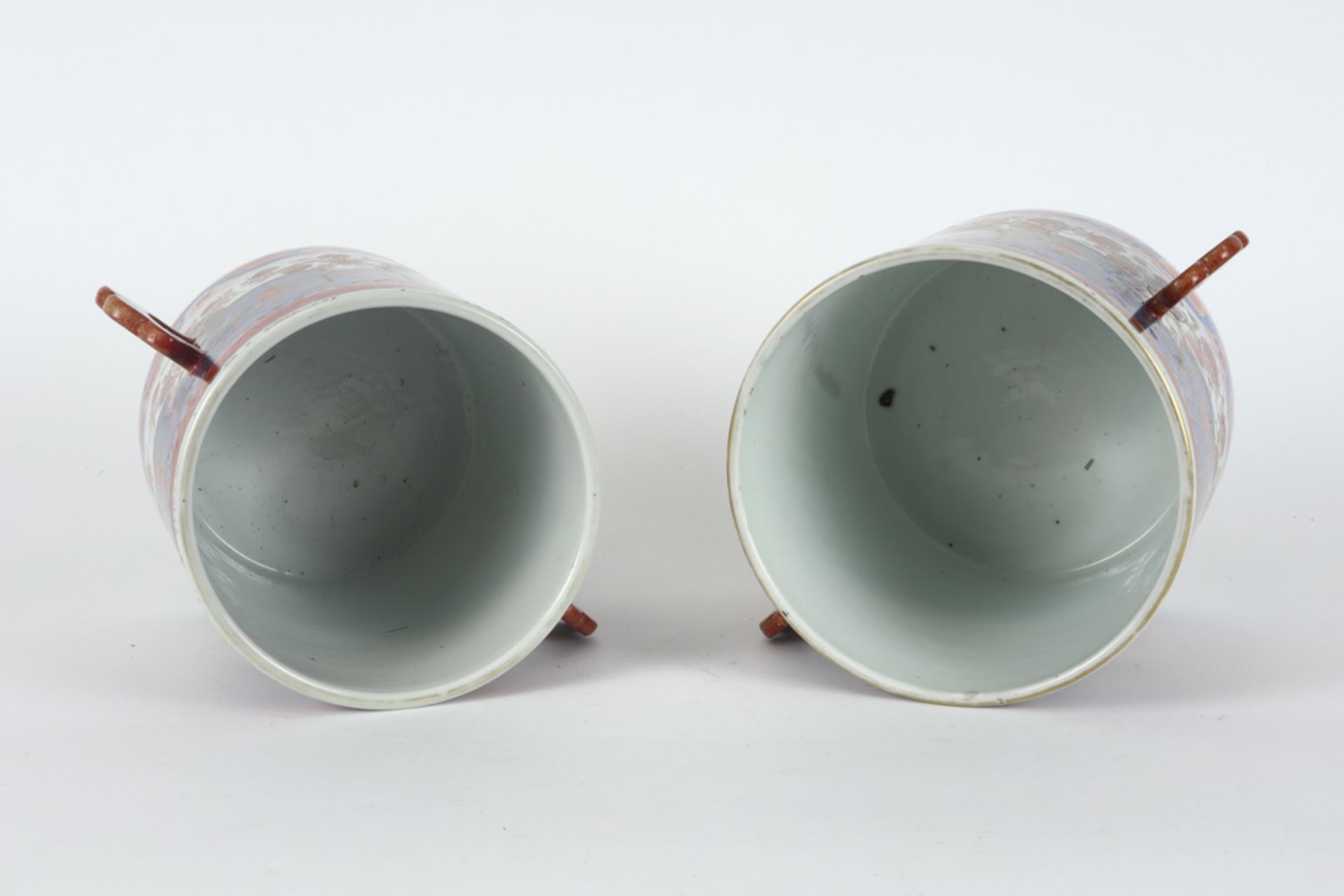 pair of 18th Cent. Chinese pots with grips in porcelain with an Imari decor || Paar achttiende - Bild 3 aus 4