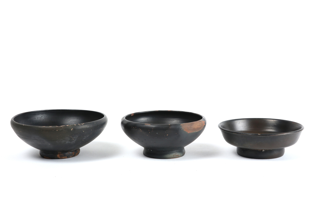 three small Ancient Greece Campania dishes in black varnished earthenware || OUD GRIEKENLAND - - Image 2 of 4