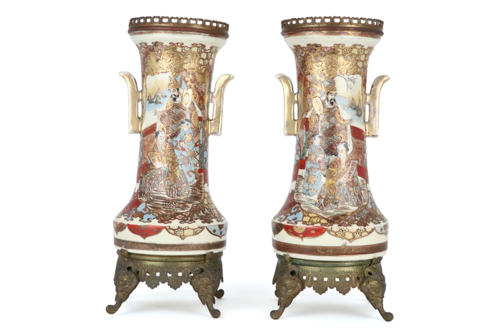 pair of antique Japanese Satsuma vases with a bronze mounting || Paar antieke Japanse Satsuma- - Image 3 of 3