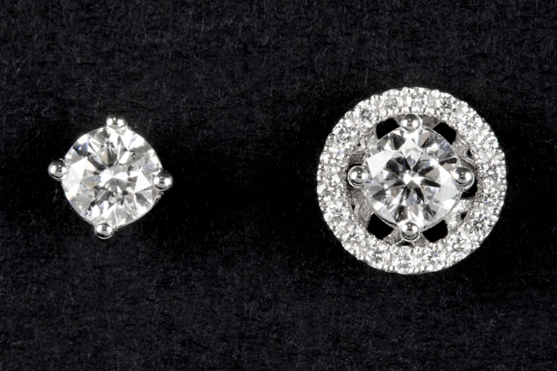 pair of earrings in white gold (18 carat) each with a bigger diamond surrounded by small ones - in - Bild 2 aus 3