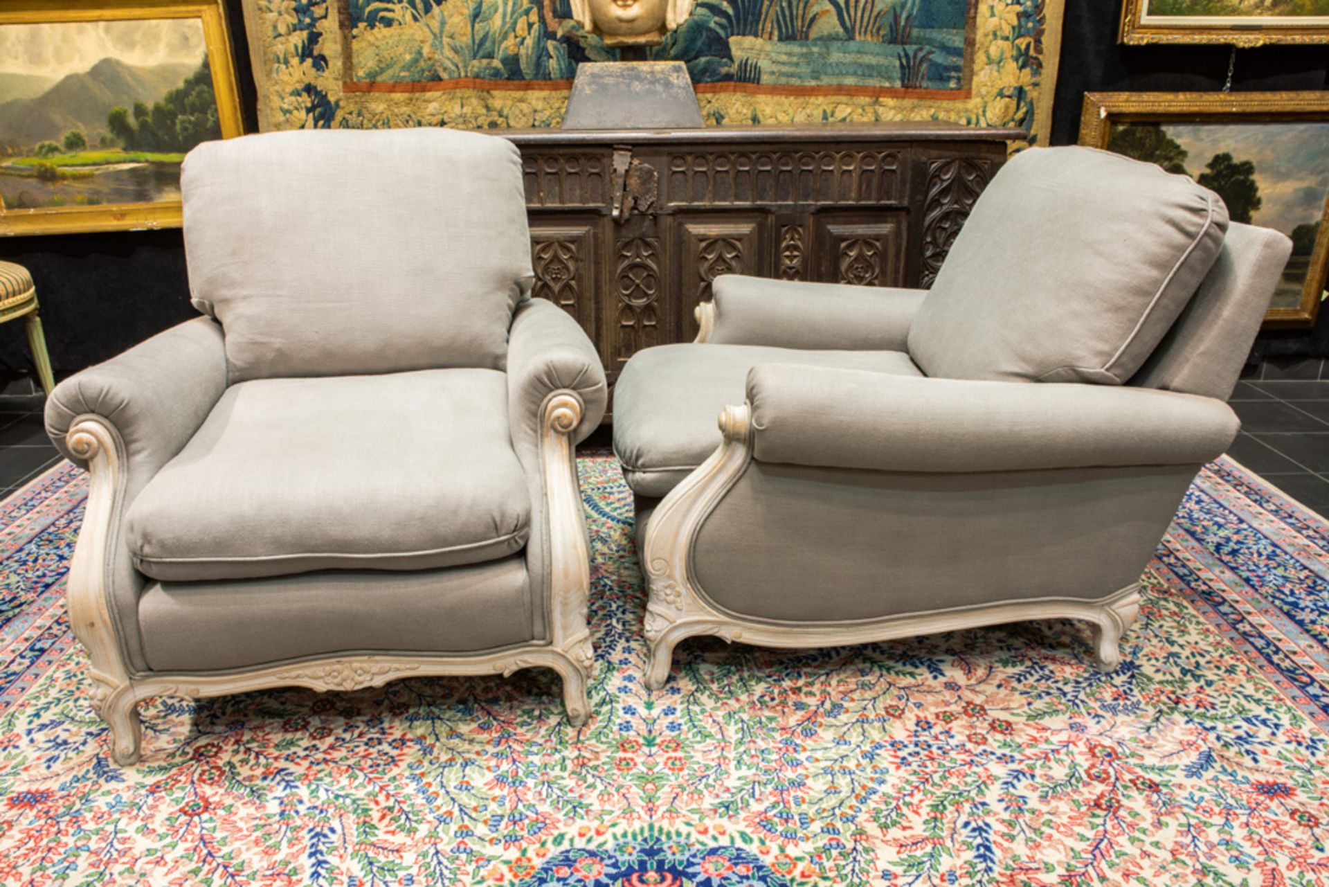 pair of Louis XVI style armchairs with frame in painted wood || Paar flapoorfauteuils in Lodewijk - Bild 2 aus 2