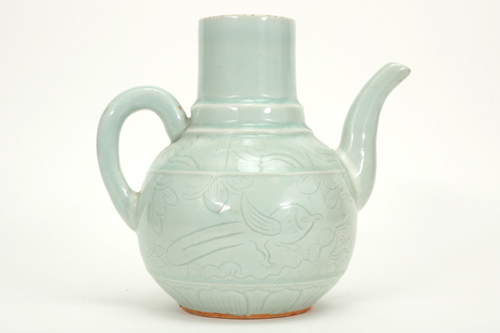 Chinese pitcher in celadon porcelain with underlying decors || Chinese kruik in celadon porselein