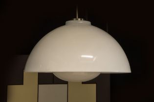 sixties' design chandelier in white resin || Sixties' design luster met kap in witte kunststof -