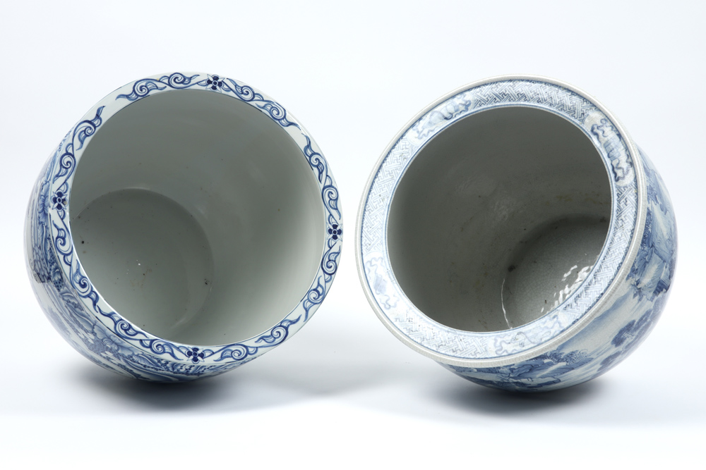 two porcelain cachepots with a blue-white decor, one from Thailand and one from China || Lot (2) - Image 4 of 6