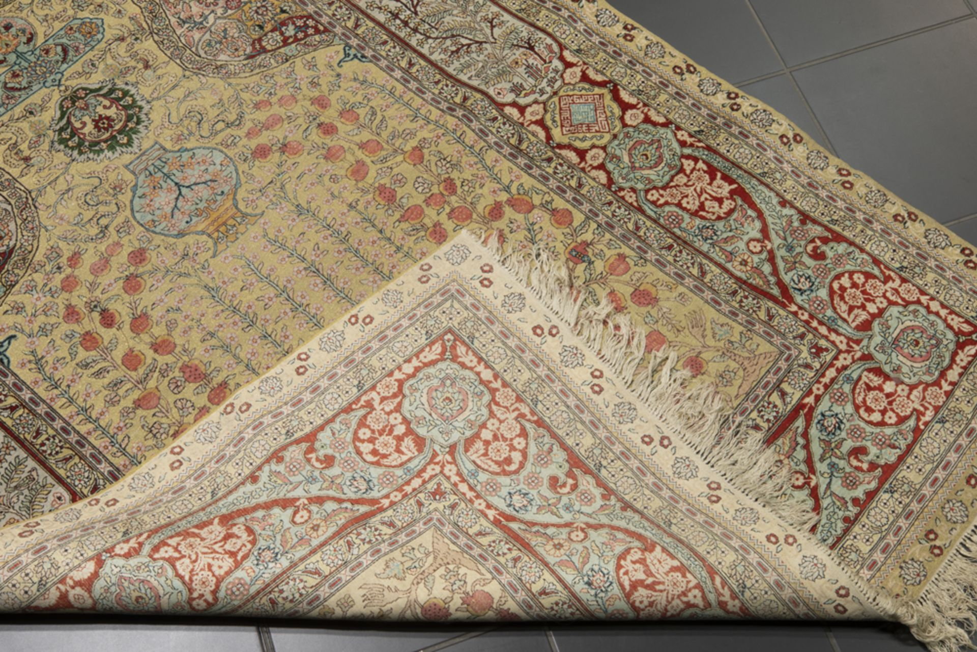 Finely knotted Saph (praying rug) in silk and gold threat || Fijn geknoopte Saph in zijde op zijde - Bild 3 aus 3
