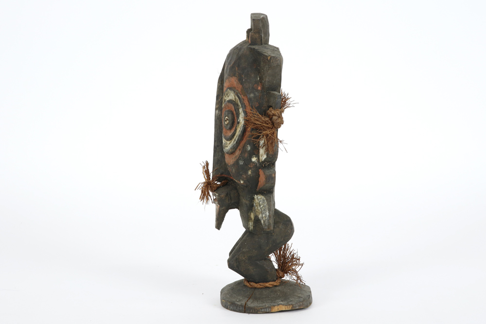 Papua New Guinean Middle Sepik sculpture depicting a ghost/spirit or god in wood with pigments || - Image 3 of 4