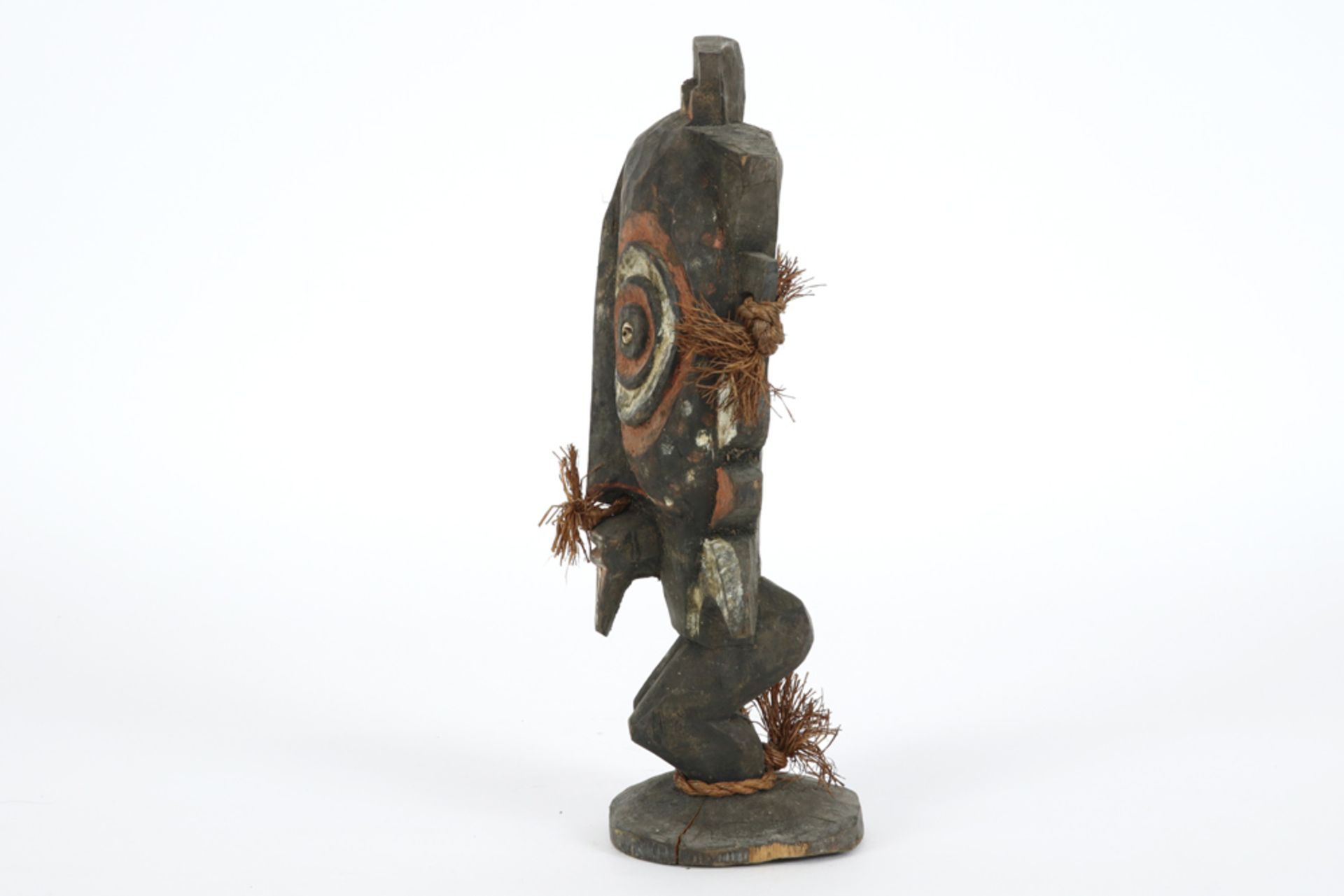 Papua New Guinean Middle Sepik sculpture depicting a ghost/spirit or god in wood with pigments || - Bild 3 aus 4