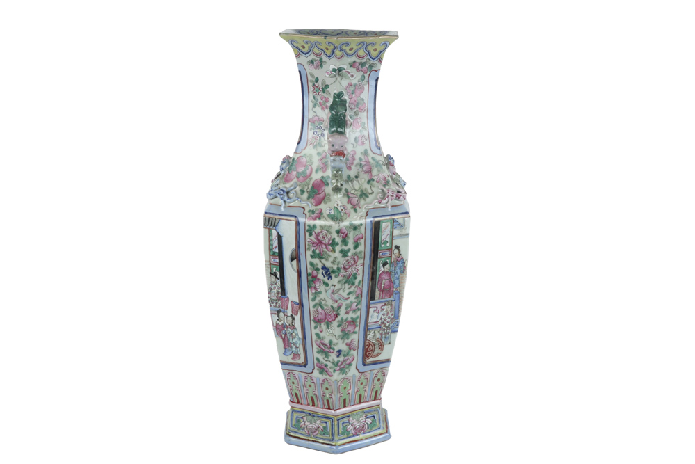 antique Chinese vase in porcelain with a polychrome decor with figures || Antieke Chinese vaas in - Image 2 of 6