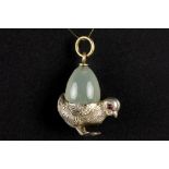 cute pendant in silver and jade || Schattig pendatief in zilver en jade : kuikentje met ei - gewicht