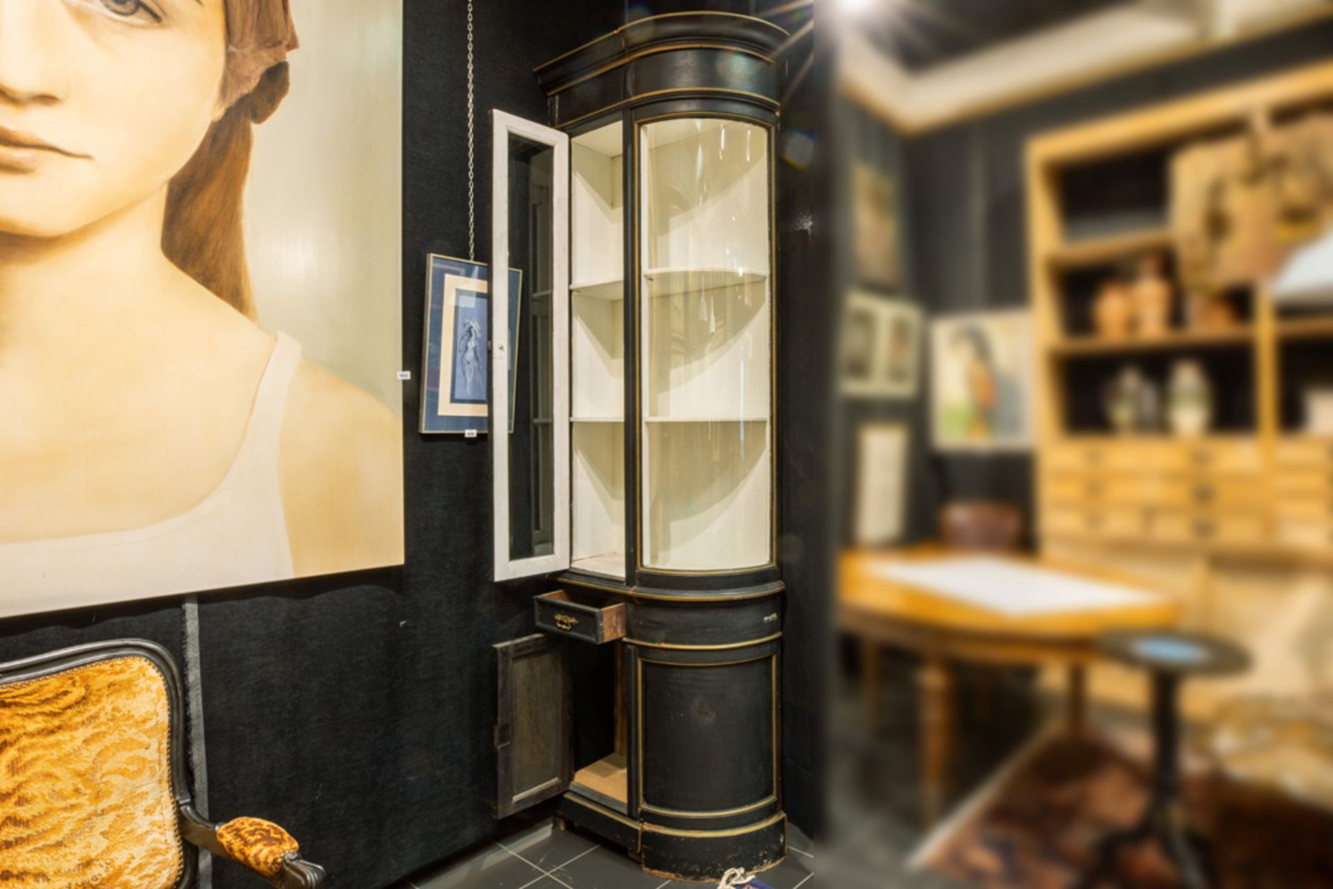 19th Cent. corner-part of a shop's cabinet in ebonised wood || Negentiende eeuws hoekdeel van een - Bild 2 aus 2